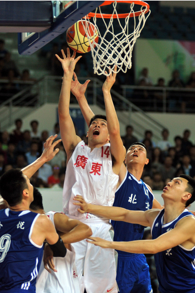 娱乐官方网站-关于电竞超级杯掀起高潮，嵩山雷豹队强势横扫漓江雄狮队，老将里程碑之夜——防守强度拉满的信息